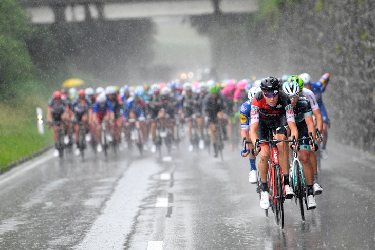 降りしきる雨の中、BMCレーシングがメイン集団をコントロール