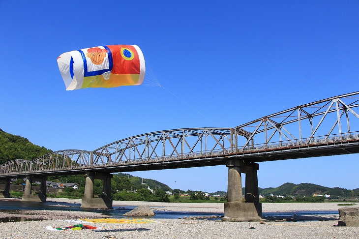 青空に鯉のぼりが泳いでいた波川公園