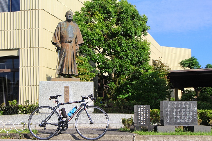 吉田茂像の下で輪行解除