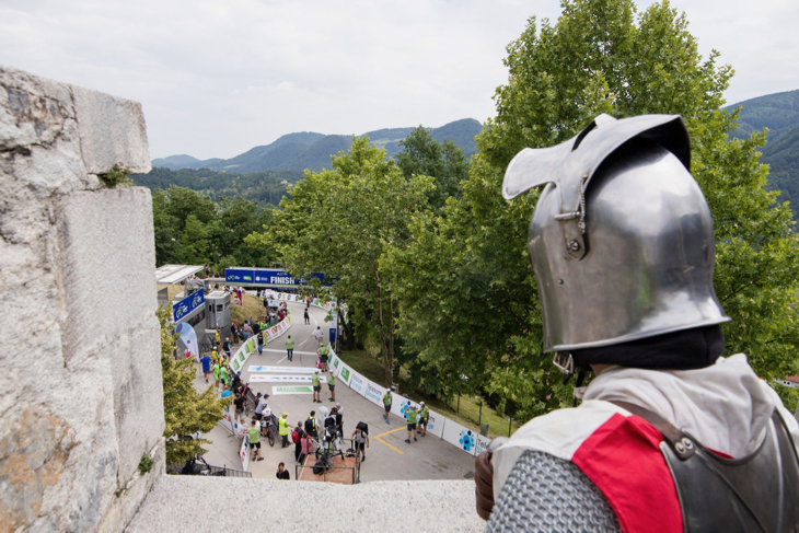 中世の騎士がレースを見守る