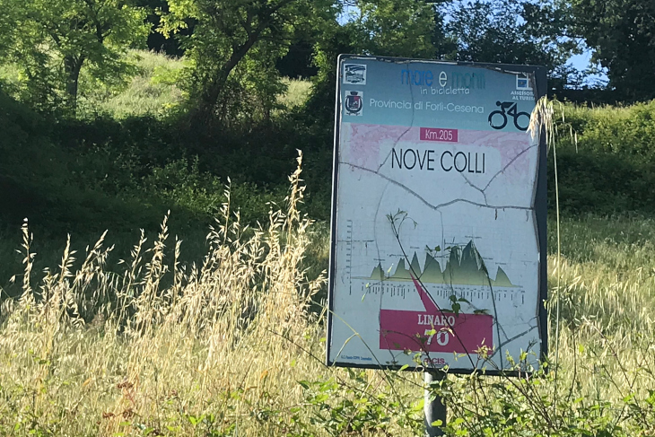ノヴェ・コッリに登場する上り坂は毎年同じで、48年という歴史を感じさせる看板も立っている