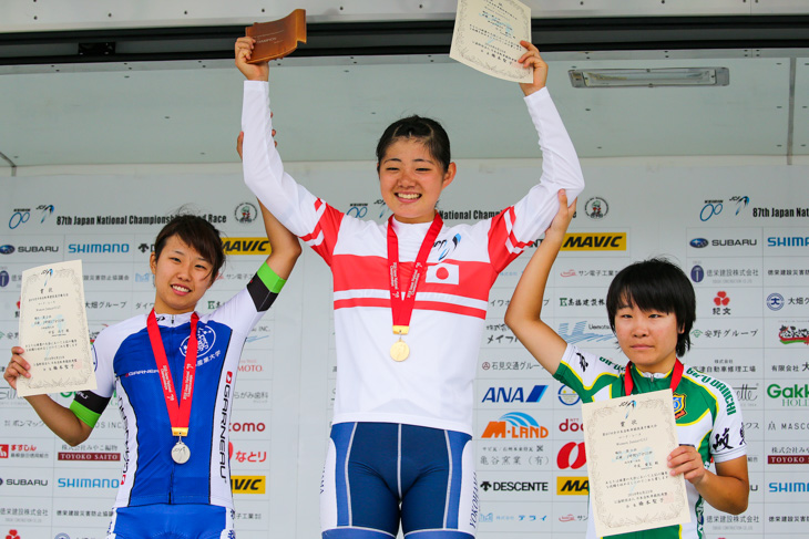 女子ジュニア表彰　 2位中冨尚子（京都産業大学）、1位石上夢乃（横浜創学館高校）、3位平尾愛菜（岐阜第一高校） 