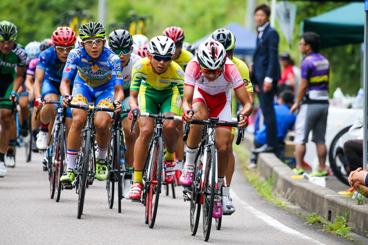 2周目の登りでペースを上げる津田悠義（三好高校）