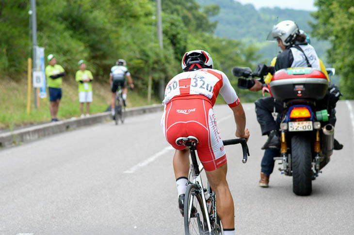 男子U23 最終周回登りで松田祥位（EQADS）が遅れる