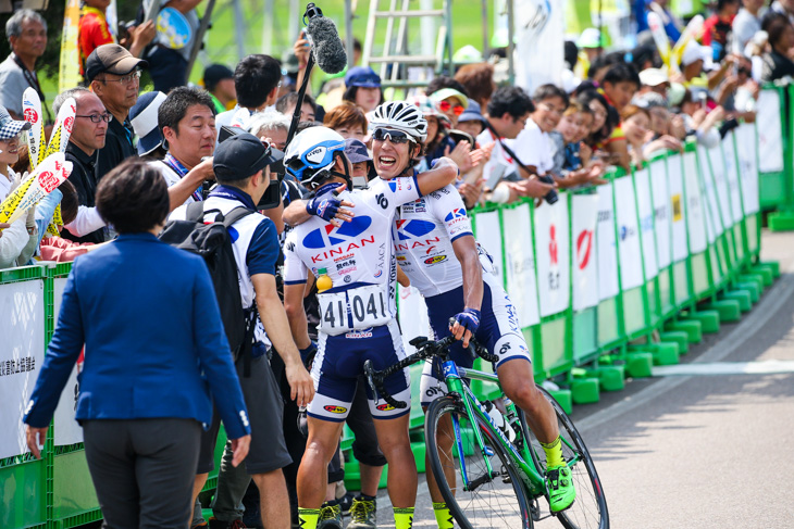 喜ぶ山本元喜と新城雄大（キナンサイクリングチーム）