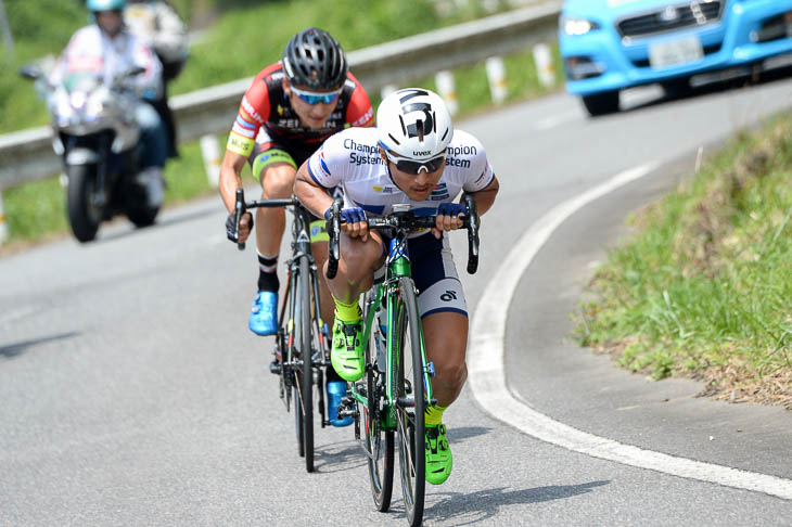 12周目　先頭集団から山本元喜（キナンサイクリングチーム）と小石祐馬（チーム右京）が先行