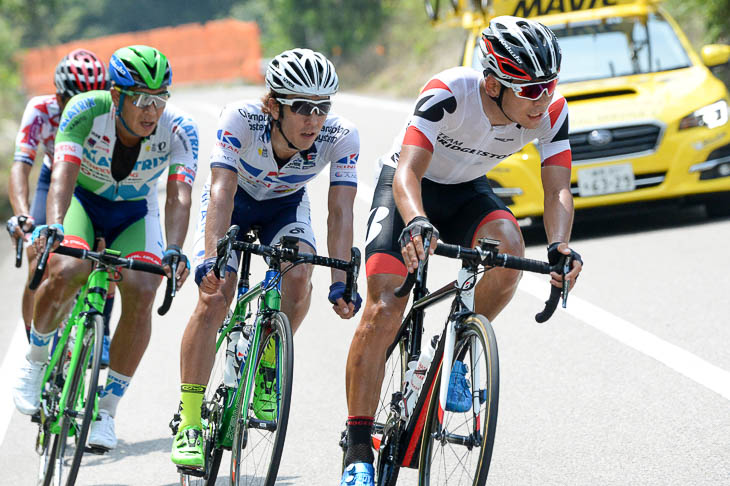 13周目 逃げる2人を追う石橋学（チームブリヂストンサイクリング）ら4人