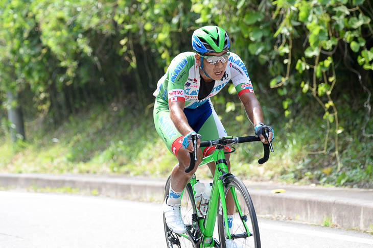 最終周回 先行する山本元喜を追う佐野淳哉（マトリックスパワータグ）