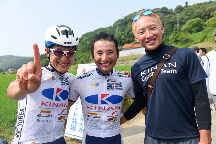 中島康晴と弟の山本大喜と共に日本チャンピオンを喜ぶ山本元喜