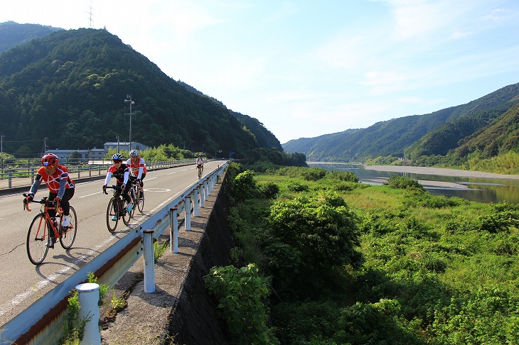 河川敷には緑が広がる。製紙が地場産業だったというのも納得