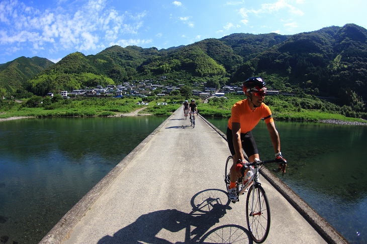 浅尾沈下橋を渡っていく