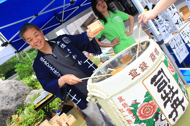 佐川町役場エイドではなんといきなり酒樽が登場!