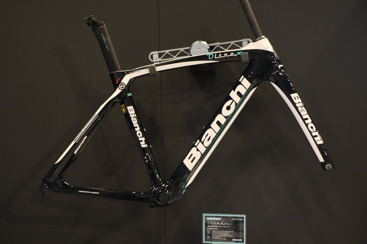 Oltre XR4にはブラック/ホワイトのツートンカラーが用意される