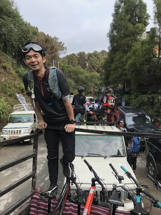 試走1日目。この時はまだ元気な角南さん。人もバイクもトラックの荷台で運びます。