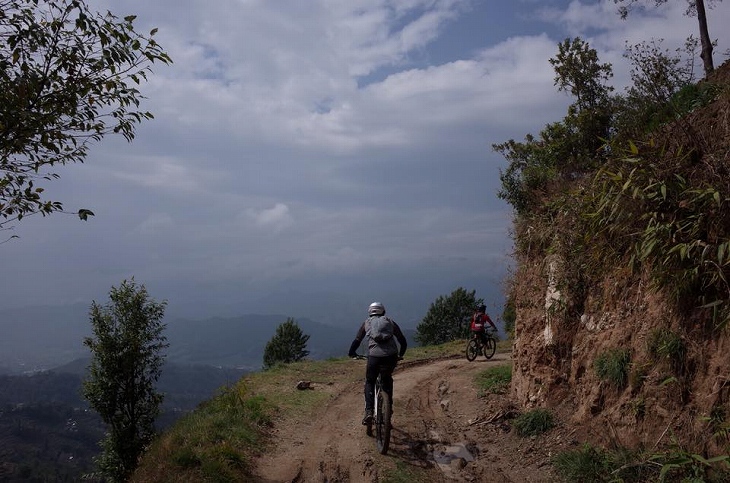 素晴らしい景色を行くネパールMTBライド