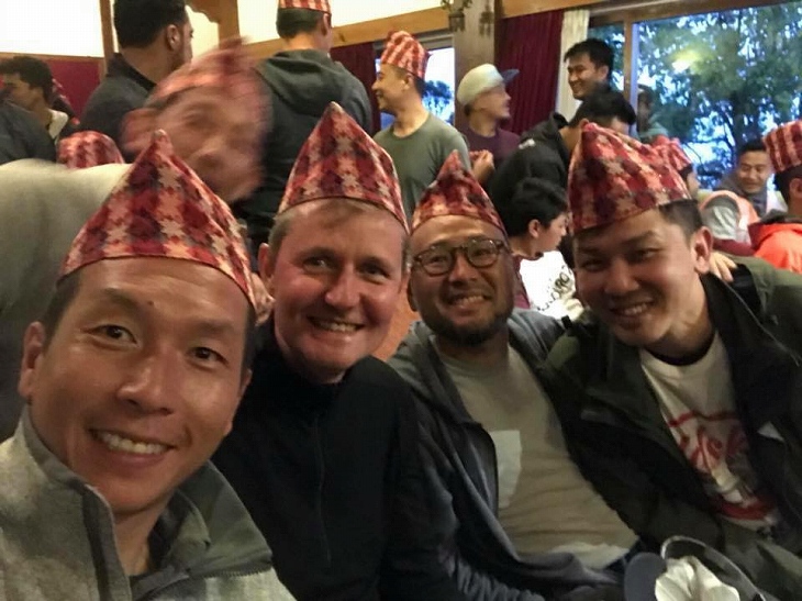 ブリーフィング前のパーティーでは参加者にネパールの伝統的な帽子が配られた。