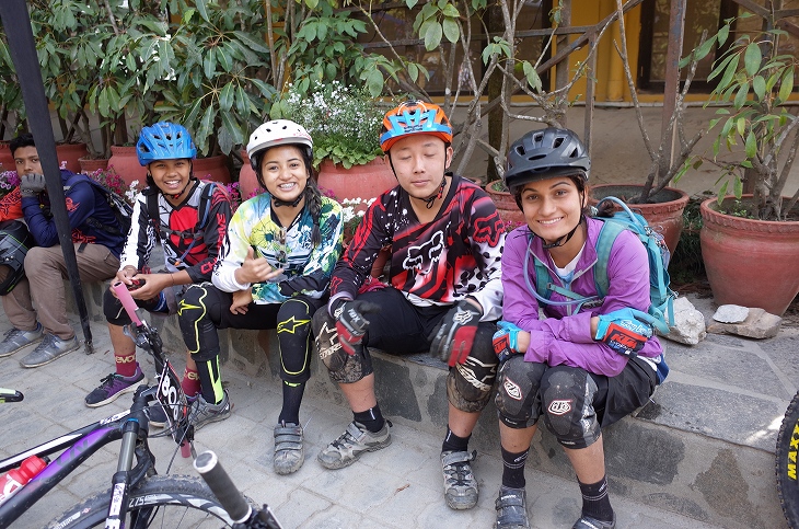 ネパールの女性ライダーと10代の若いライダー達。まだ数は少ないが増えてきているという。