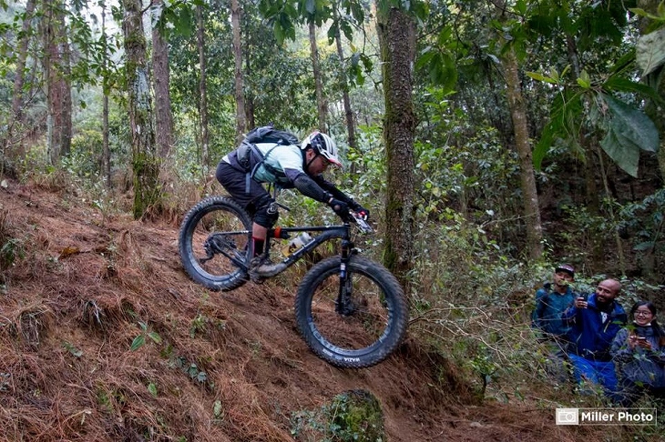 SS3の急斜面を駆け下りる!今回一番のお気に入りの写真。ファットバイクだと写真も撮ってもらいやすいのだ。