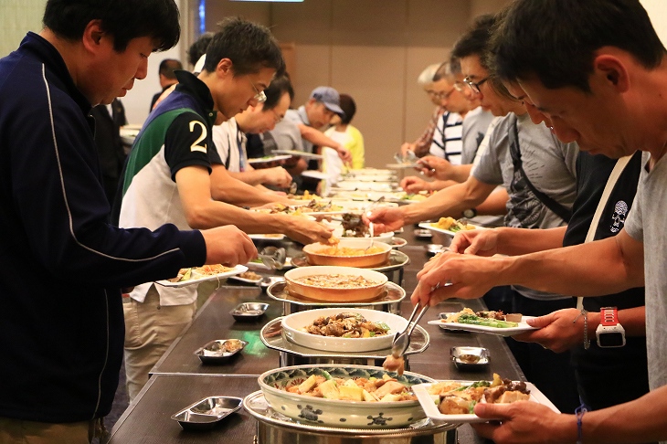 美味しそうな料理がずらりとならぶ