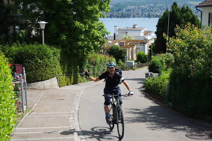 急坂を登りながらもこの余裕がだせるのはe-bikeならでは