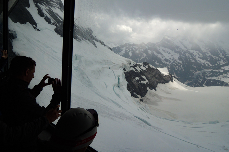 アイガーの壁面にある中間の駅の窓からは氷河が眺められる