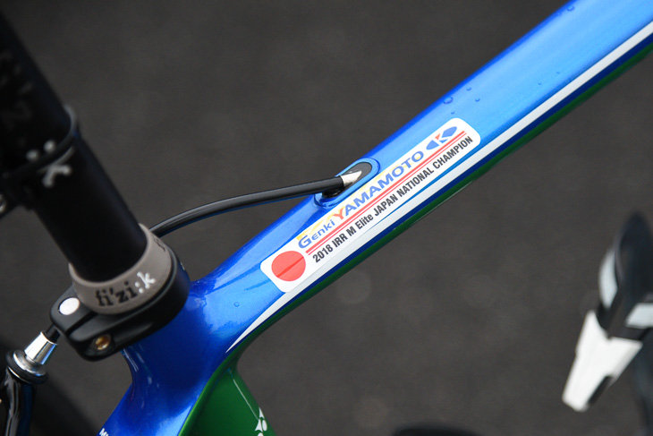 全日本選手権優勝の山本元喜（キナンサイクリングチーム）のフレームに貼られたスペシャルステッカー