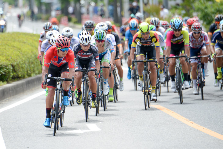 ルビーレッドジャージの窪木一茂（チームブリヂストンサイクリング ）自らレースを動かす