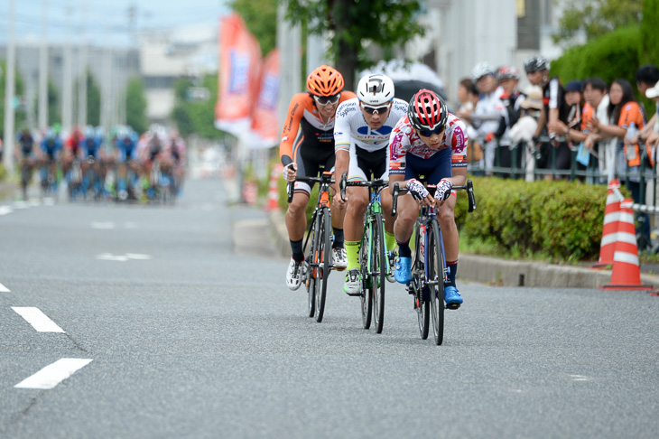 レース後半に3人の逃げが容認される