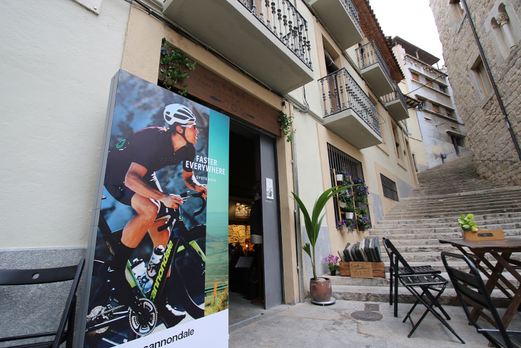 ジローナにあるサイクルカフェ「La Fabrica」にて新車発表会が行われた
