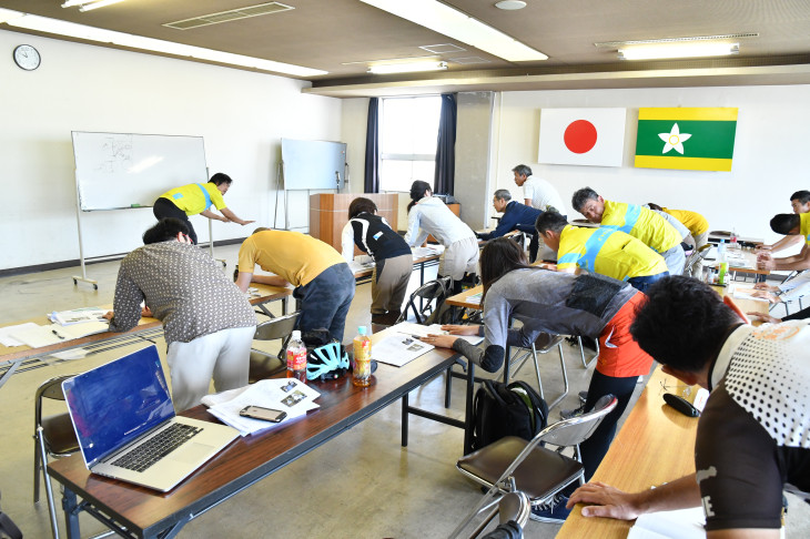 座学では実演を交えながら自転車の基礎から学んだ