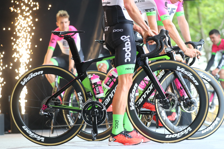 ツール・ド・フランスよりグリーンとピンクに彩ったチームカラーのSYSTEMSIXを正式投入した