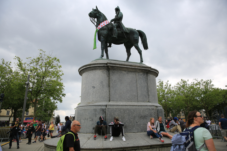 ツールの飾りが施されたナポレオン像がチームプレゼンテーションを見守る
