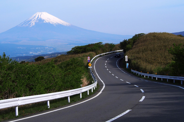 富士山を眺める伊豆スカイラインでヒルクライムレースが開催される