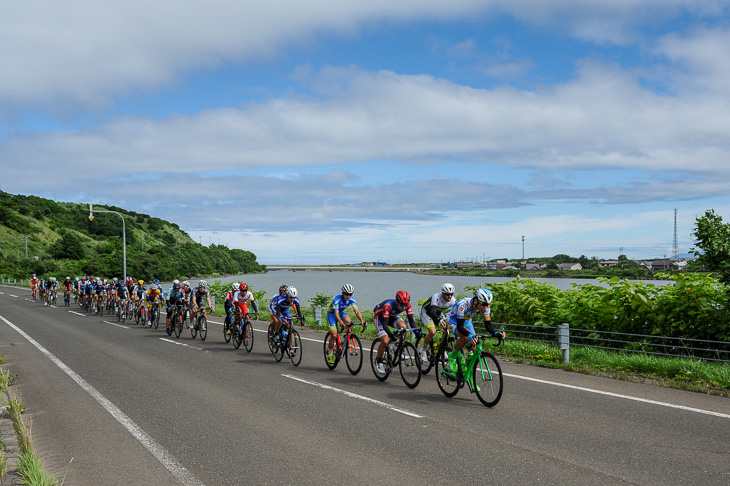 尻別川沿いを行く140kmクラスの集団