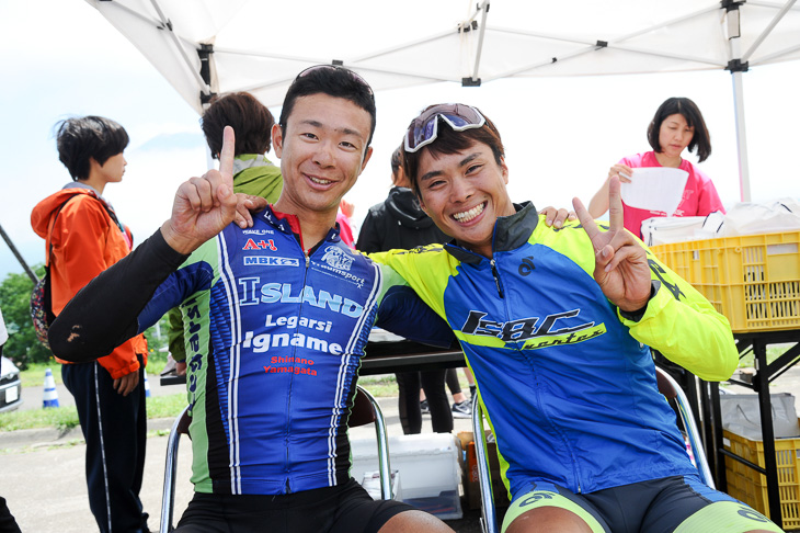 140km総合1位の岡泰誠（イナーメ信濃山形・左）と2位の紺野元汰（SBC Vertex Racing Team）