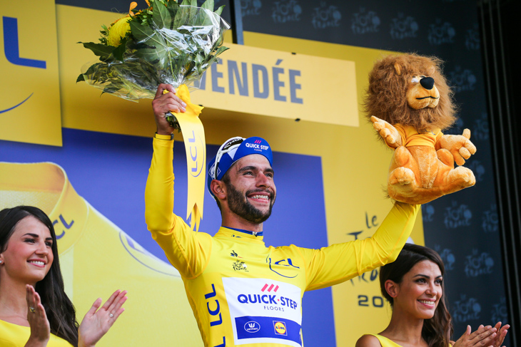 2018年ツール・ド・フランスでは初日を勝利しマイヨジョーヌを着たフェルナンド・ガビリア（コロンビア、当時クイックステップフロアーズ）