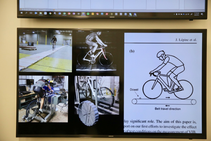 本社内に石畳を作ったり、凹凸を設けたローラー台を作ったり。