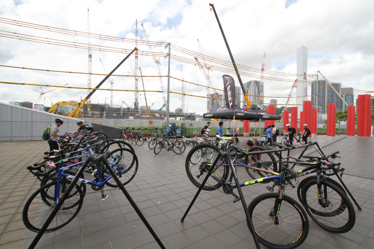 屋外には各ブランドのバイクに試乗できるブースも用意された。ちなみに後ろの工事は東京2020オリンピック選手村の建設工事