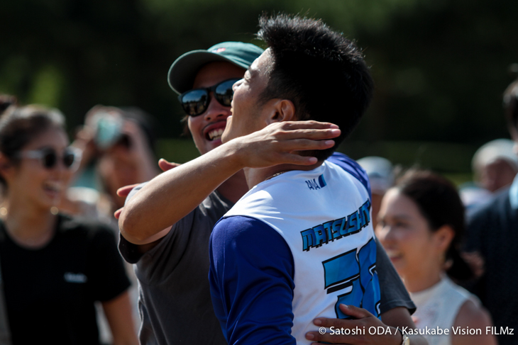 ライダー、スタッフたちに途切れることなく祝福をうける初優勝した松下巽(神奈川県/全日空商事)