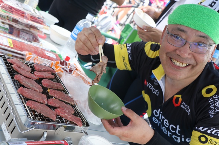 バーベキューコンロを持ち込んで仲間と焼き肉だ