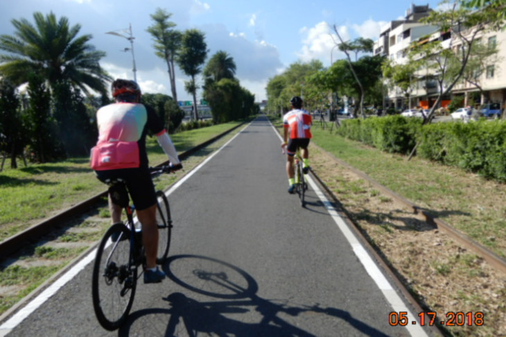 廃線となった線路が両脇に見える。