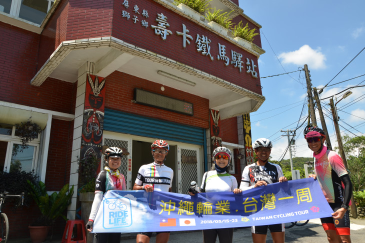 自転車の駅で記念撮影。たくさんのサイクリストがいた。