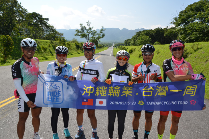 「花蓮一線天」という名の長～い一本道。写真スポットで自転車道路でもある。