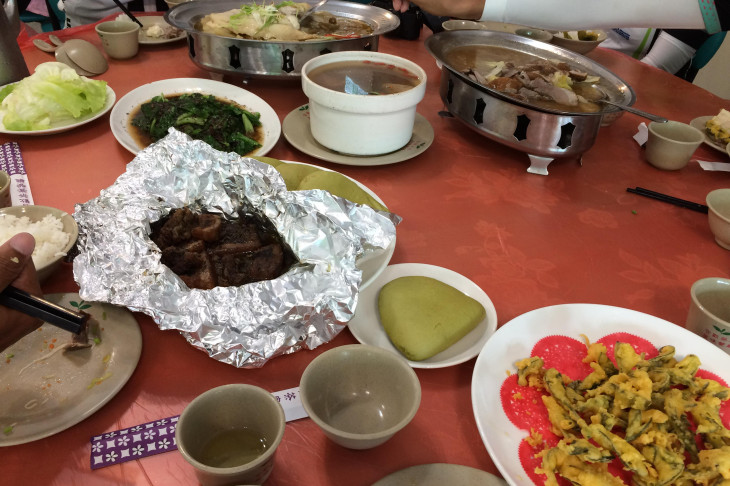 地元特産のお茶を使用した料理。バンズも緑色をしている。美味しかった!