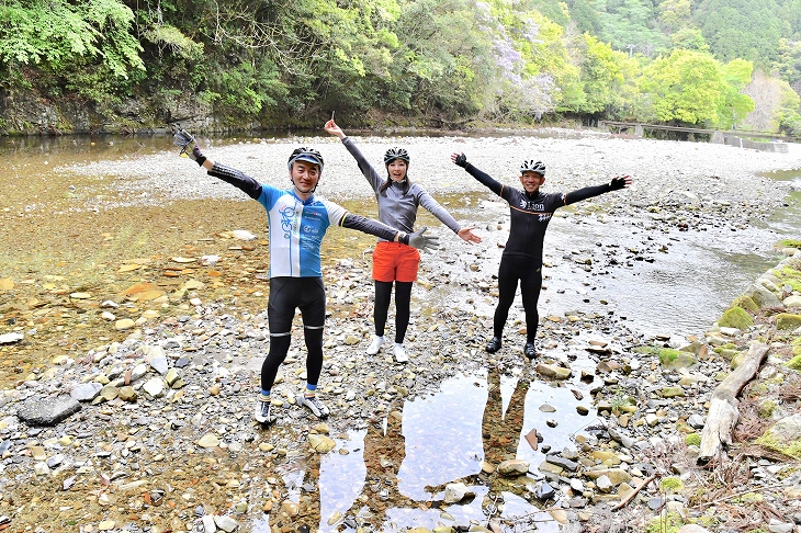 日置川の上流でマイナスイオンをたっぷり浴びます