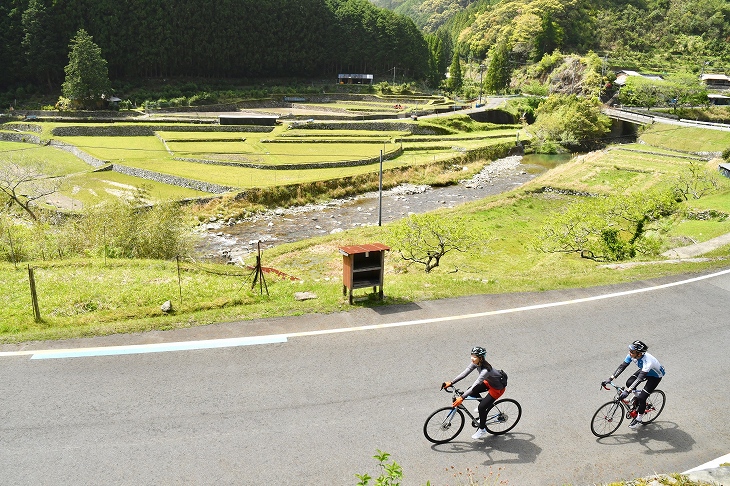 山間部を走っている田園が広がる里山風景が現れる