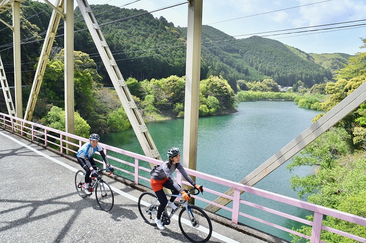 コース中盤の七川ダムを橋で渡る