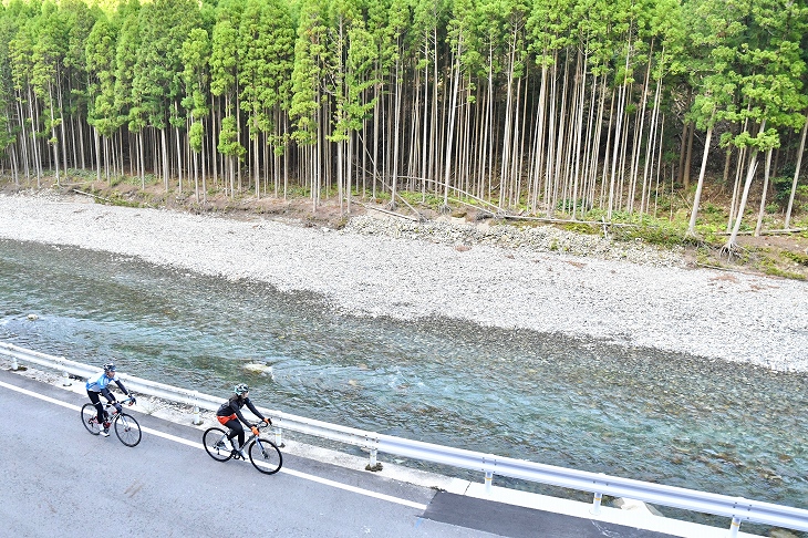 清流とともに走る沿川エリア