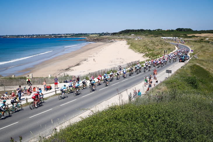 ブルターニュの海岸線を北上する選手たち（ツール・ド・フランス2018より）