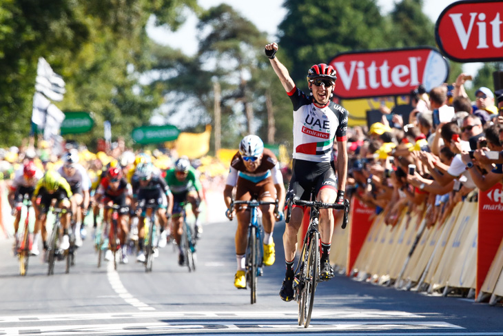 エリートジャージを使い、ツール・ド・フランス第6ステージで勝利したダニエル・マーティン（アイルランド、UAEチームエミレーツ）
